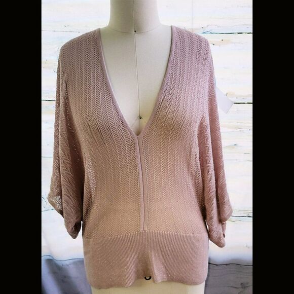 Jennifer Lopez pink peekaboo crochet silver thread kimono sleeves - Picture 5 of 5